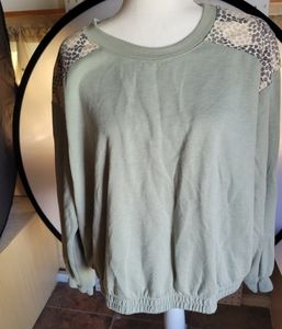 Oli Viv size 3X green Animal Print sweatshirt‎